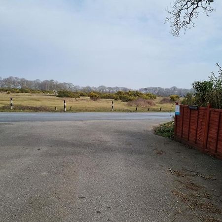 Lovely 2-Bedroom New Forest Apartment On A Farm New Milton Exterior photo